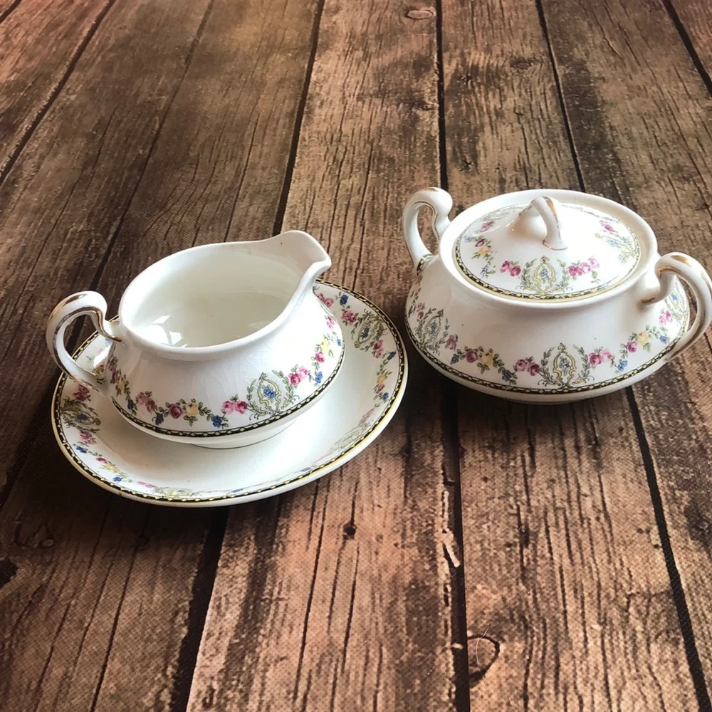 Vintage (20s) Homer Laughlin Creamer and Lidded Sugar